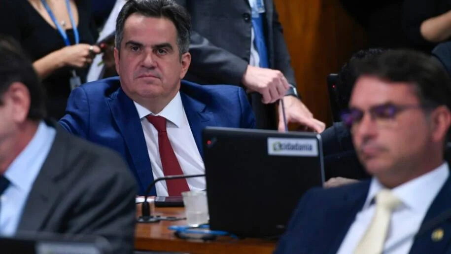 Flávio Bolsonaro e Tarcísio de Freitas se distanciam de Ciro Nogueira após operação