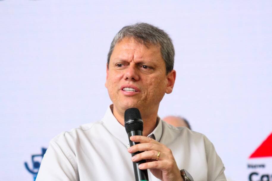 Flávio Bolsonaro elogia Tarcísio de Freitas em evento, mas governador falta por gripe