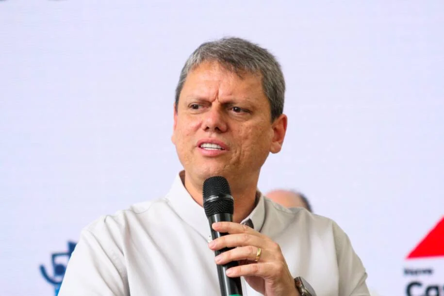 Flávio Bolsonaro elogia Tarcísio de Freitas em evento, mas governador falta por gripe