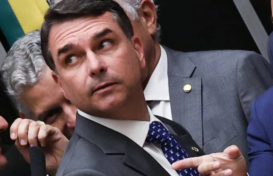 Flávio Bolsonaro enfrenta crise com ‘Dark Horse’ e precisa provar viabilidade da candidatura