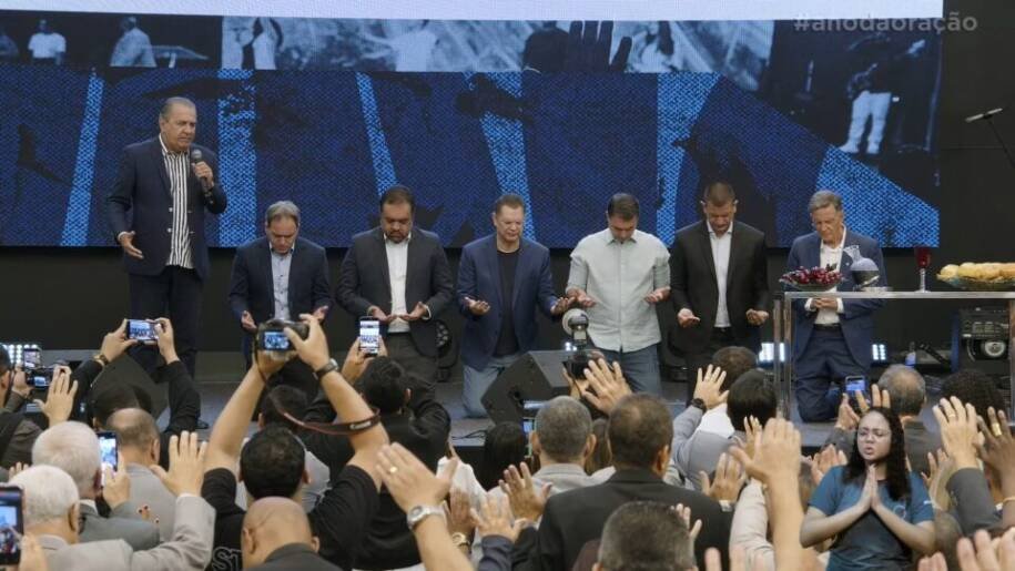 Flávio Bolsonaro enfrenta pedido de inelegibilidade após culto com Malafaia