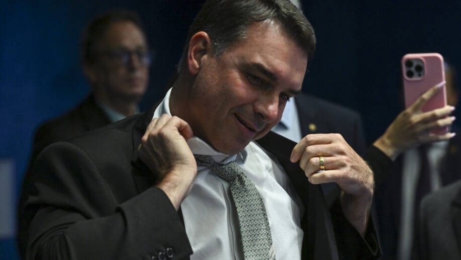 Flávio Bolsonaro gera polêmica com áudio e provoca reações de Deltan e Gleisi