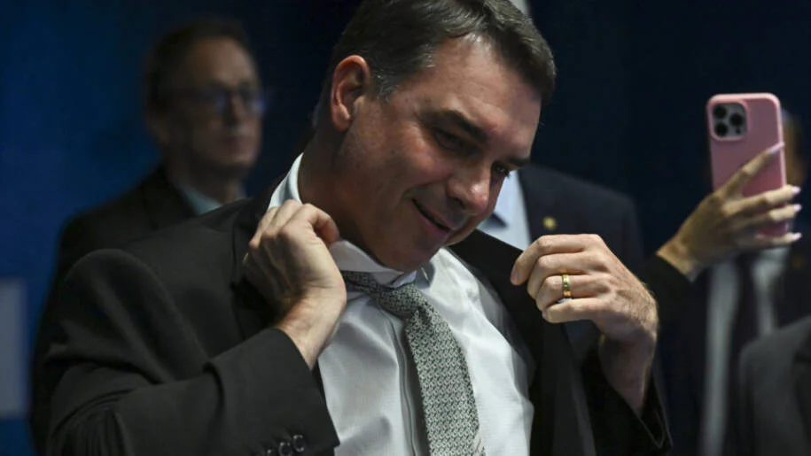 Flávio Bolsonaro gera polêmica com áudio e provoca reações de Deltan e Gleisi