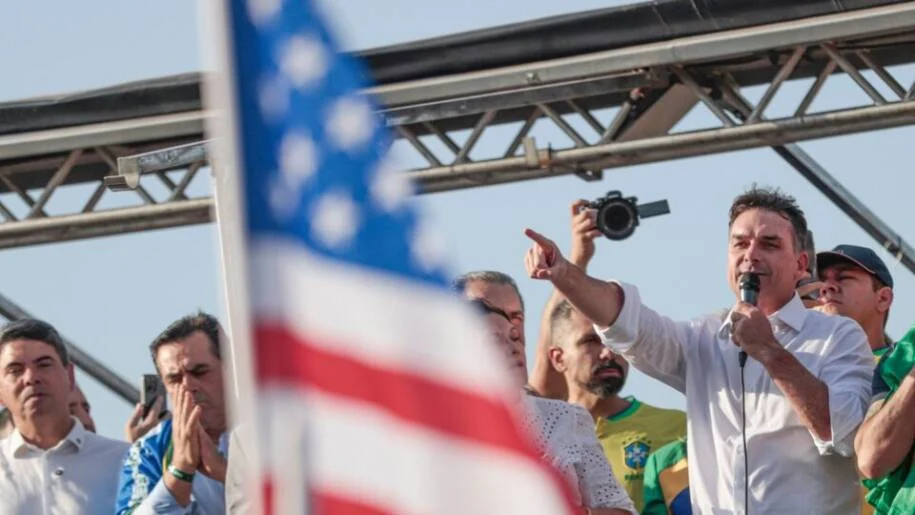 Flávio Bolsonaro impulsiona debate sobre segurança após visita a Trump e reação de Lula