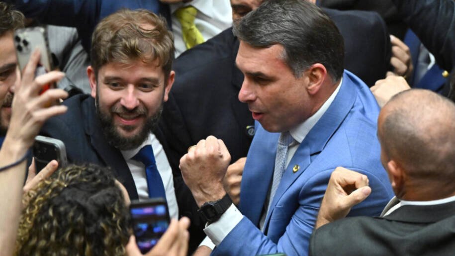 Flávio Bolsonaro mobiliza jovens para garantir primeiro voto em 2026