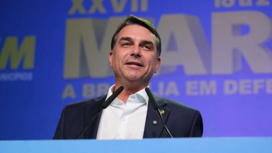 Flávio Bolsonaro nega pedido de encontro com Trump antes de viagem aos EUA