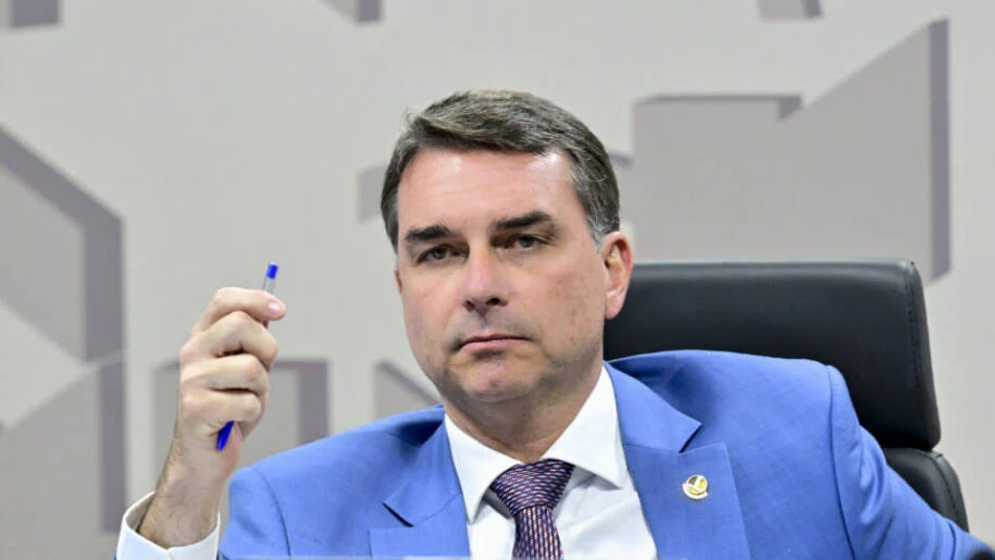 Flávio Bolsonaro pede R$ 134 milhões a Daniel Vorcaro para filme sobre pai