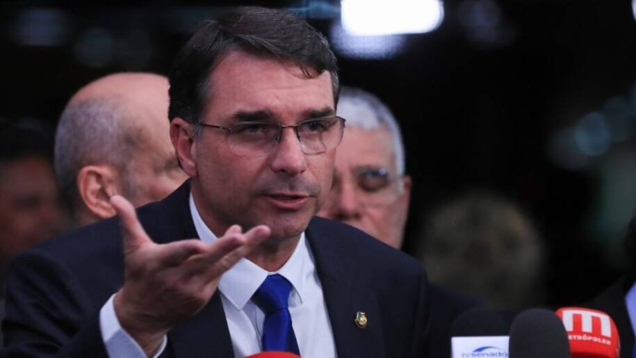Flávio Bolsonaro pede R$ 134 milhões e mantém apoio de 88% dos eleitores, diz Datafolha