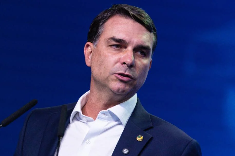 Flávio Bolsonaro pede R$ 61 milhões a Daniel Vorcaro e PF investiga
