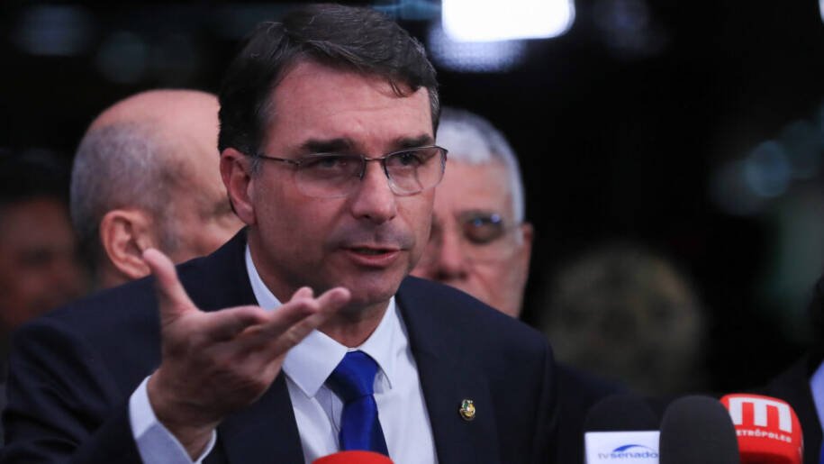 Flávio Bolsonaro promete ser presidente de fato e defende anistia a Jair