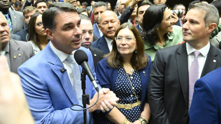 Flávio Bolsonaro propõe mudança na jornada de trabalho e gera polêmica