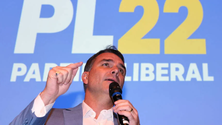 Flávio Bolsonaro reorganiza comunicação após queda nas pesquisas e pressiona aliados