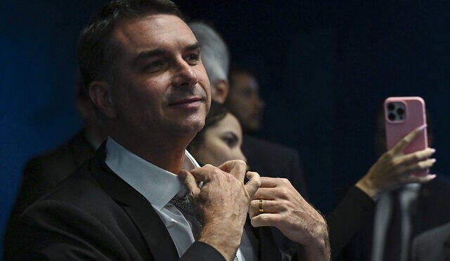 Flávio Bolsonaro solicita US$ 10,6 milhões a Vorcaro para filme Dark Horse e gera crise