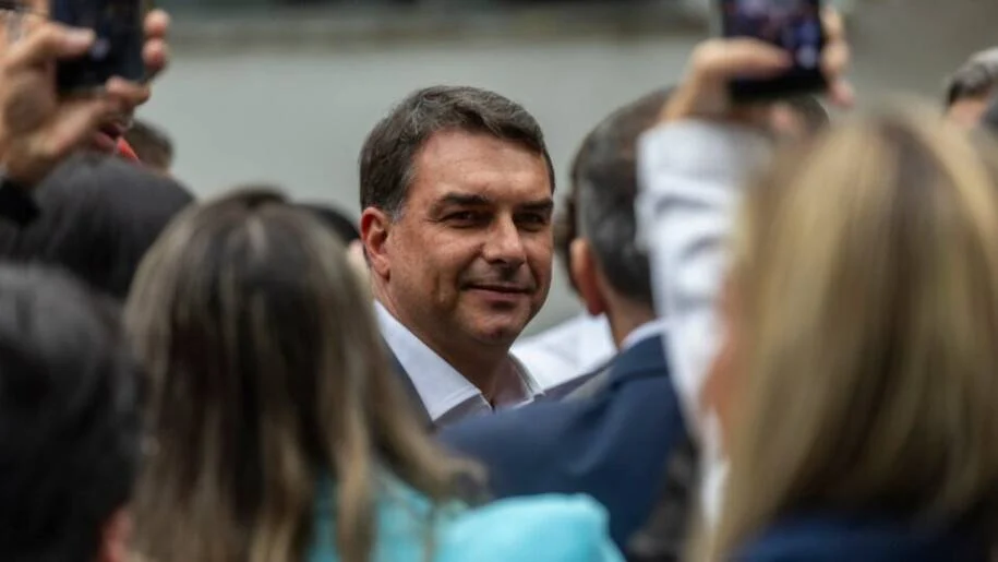 Flávio Bolsonaro teme atentado de Deolane Bezerra e registra BO na Polícia do Senado