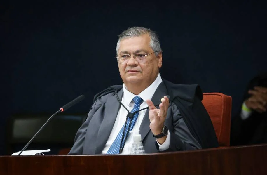 Flávio Dino prorroga afastamento de Mário Neto em meio a investigação da PF