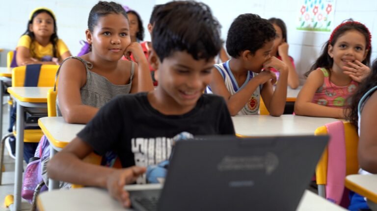 Frederico de Siqueira Filho anuncia Brasil com 100 mil escolas conectadas e avança até 2026