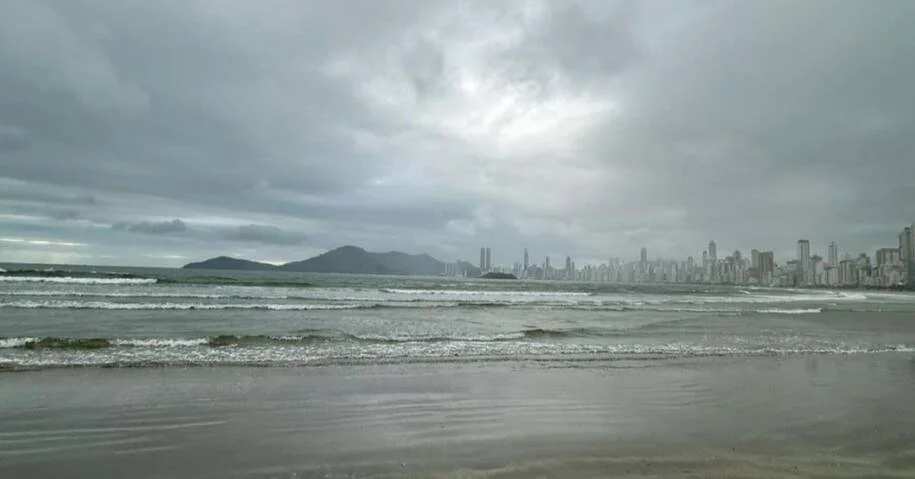 Frente fria atinge Balneário Camboriú com previsão de chuva intensa e frio