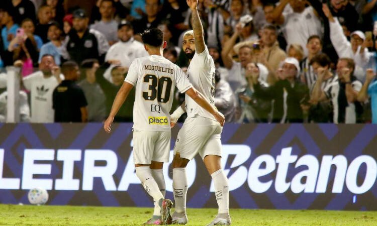 Gabigol brilha e é expulso, mas Santos vence o Vitória e sai do Z-4