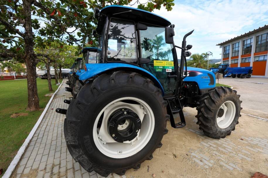 Governo de SC entrega 56 equipamentos agrícolas e regulamenta compras da agricultura familiar