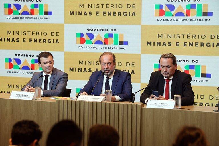Governo do Brasil autoriza subvenção à gasolina e diesel para conter alta dos preços