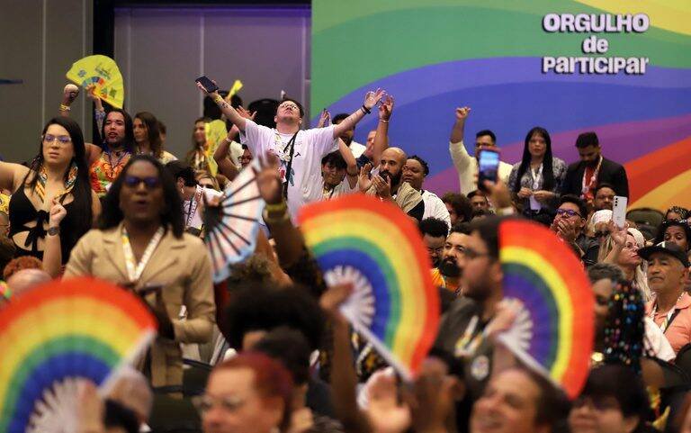 Governo do Brasil lança programas para fortalecer direitos LGBTQIA+ em meio à luta