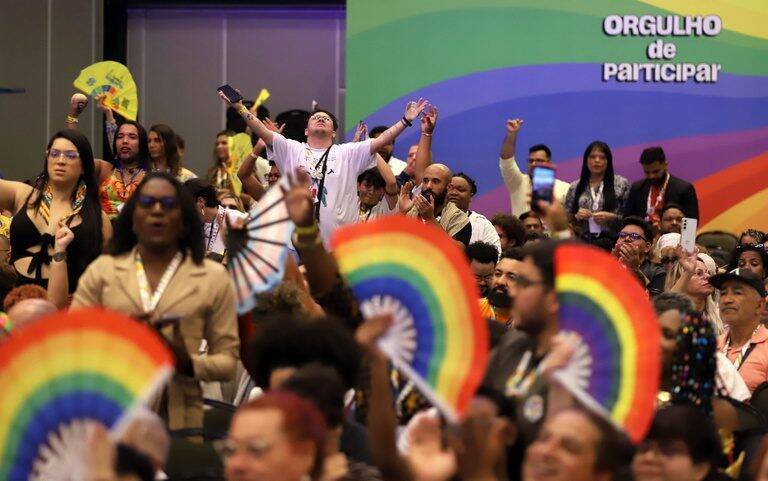Governo do Brasil lança programas para fortalecer direitos LGBTQIA+ em meio à luta