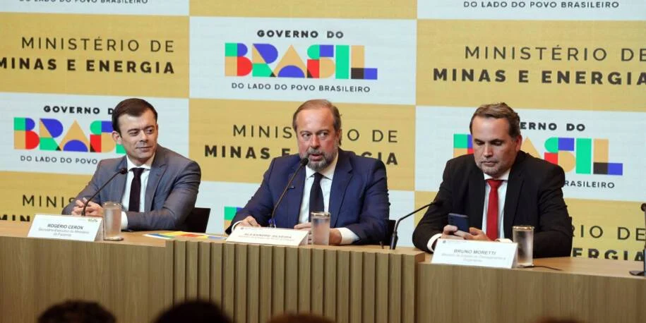 Governo Lula anuncia subsídio de até R$ 0,89 para gasolina e diesel em meio à crise