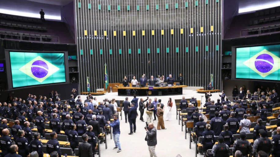 Governo Lula aprova fim da taxa das blusinhas com 380 votos na Câmara e polêmica