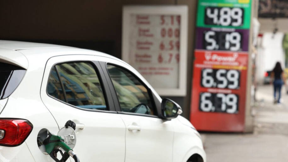 Governo Lula estabelece subvenção de R$ 0,44 à gasolina e gera polêmica financeira