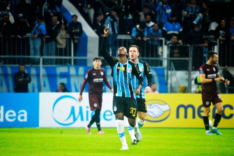 Grêmio empata com Montevideo City Torque e Carlos Vinícius é expulso na Arena