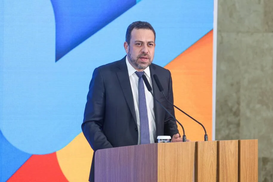 Guilherme Boulos critica Romeu Zema por defesa do trabalho infantil e gera polêmica