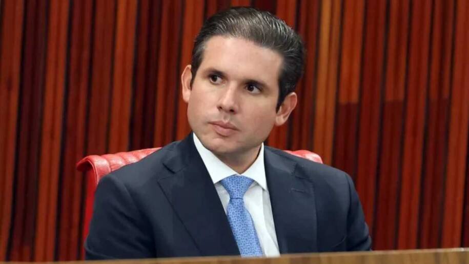 Hugo Motta aprova redução de jornada de trabalho e gera tensão no Senado