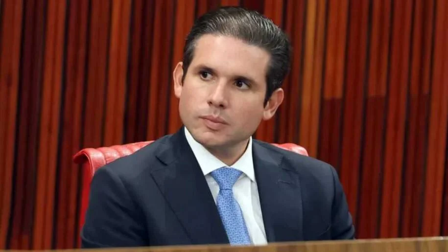 Hugo Motta aprova redução de jornada de trabalho e gera tensão no Senado