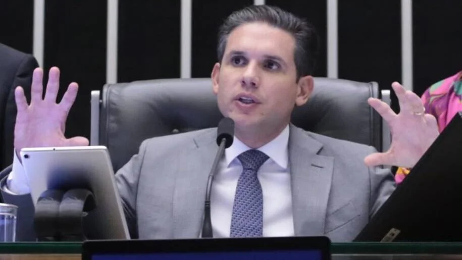 Hugo Motta prevê fim da escala 6×1 e nega oportunismo eleitoral em 2026