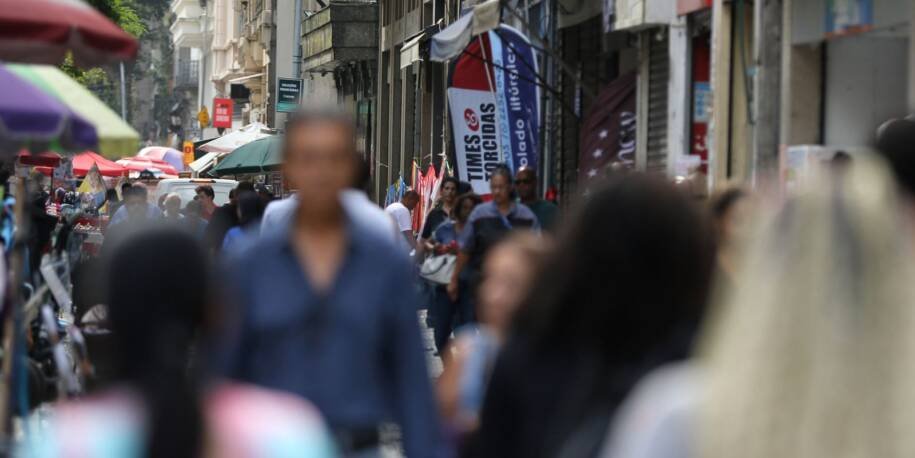 IBGE revela: Desemprego de pretos atinge 7,6%, maior que o de brancos
