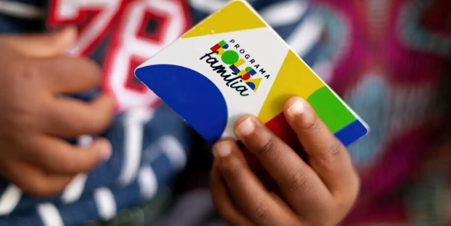 IBGE revela que 18 milhões de famílias receberam auxílio em 2025; desemprego em queda