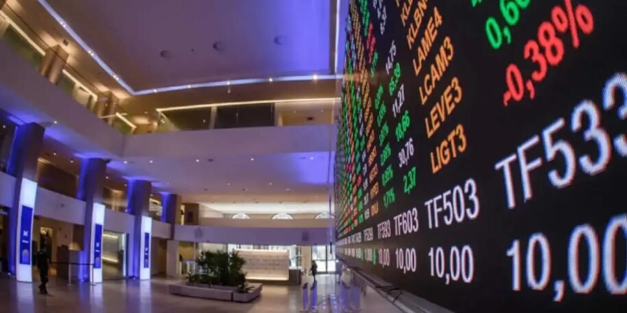Ibovespa despenca e dólar supera R$ 5 com tensão política e exterior instável