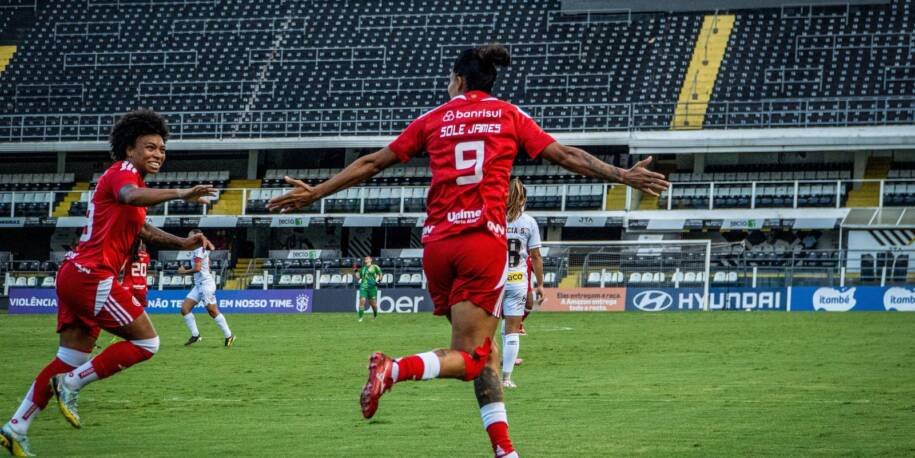 Internacional vence Santos por 3 a 0 e provoca crise no novo técnico Frigerio