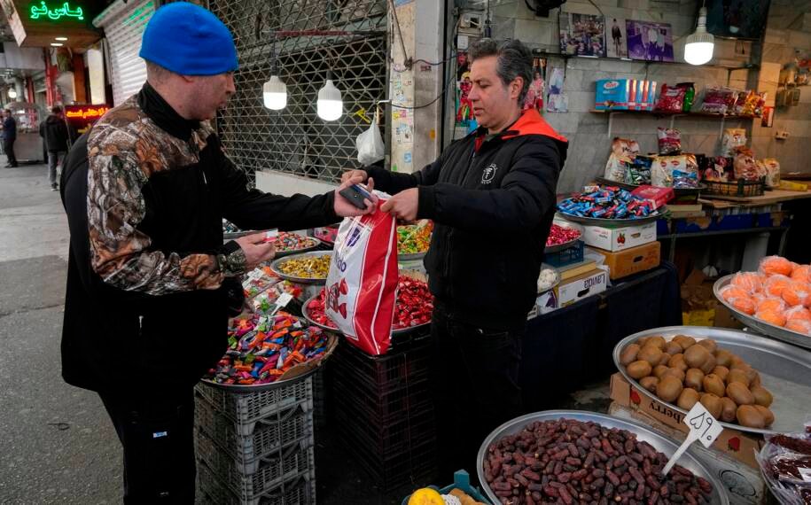 Irã enfrenta colapso econômico e teme protestos após fechamento do Estreito de Ormuz