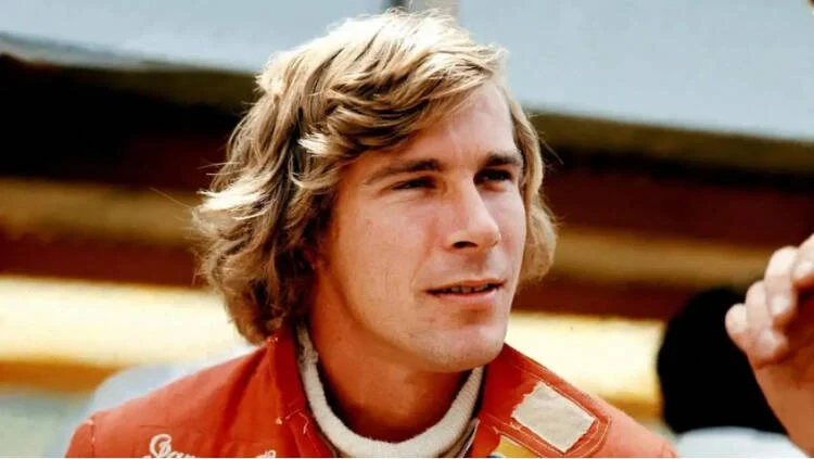 James Hunt e Niki Lauda: Rivalidade e Coragem na Tempestade de 1976