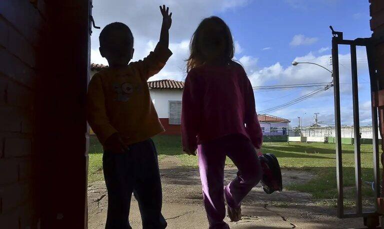 Janine Mello destaca urgência em proteger mais de 70 milhões de crianças no Brasil