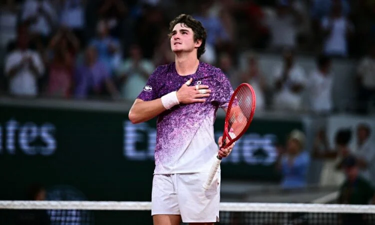 João Fonseca derruba Novak Djokovic em Roland Garros e faz história