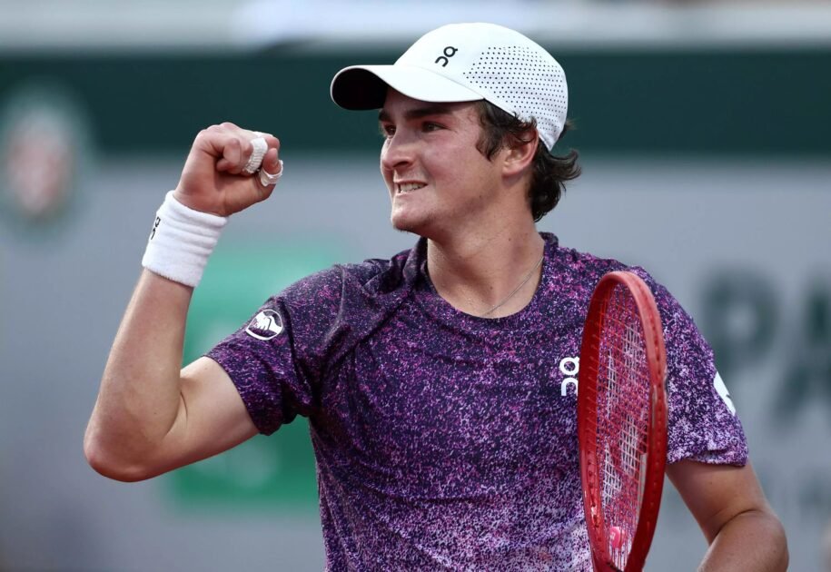 João Fonseca realiza virada épica e desafia Novak Djokovic em Roland Garros