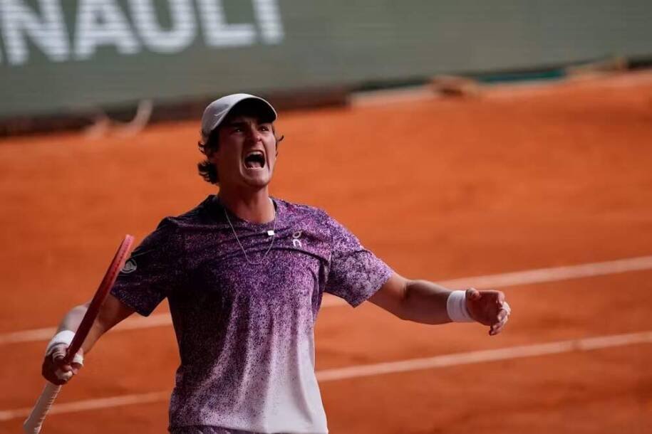 João Fonseca supera Djokovic e garante Brasil nas oitavas de Roland Garros após 16 anos