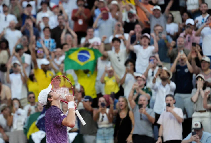 João Fonseca vira jogo emocionante contra Dino Prizmic e enfrenta Djokovic