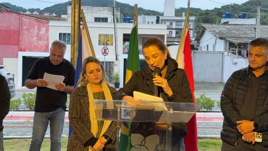 Juliana Pavan assina ordem de serviço para primeira praça do Bairro Ariribá
