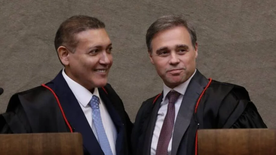 Kassio Nunes e André Mendonça assumem TSE em meio a polêmicas sobre Bolsonaro
