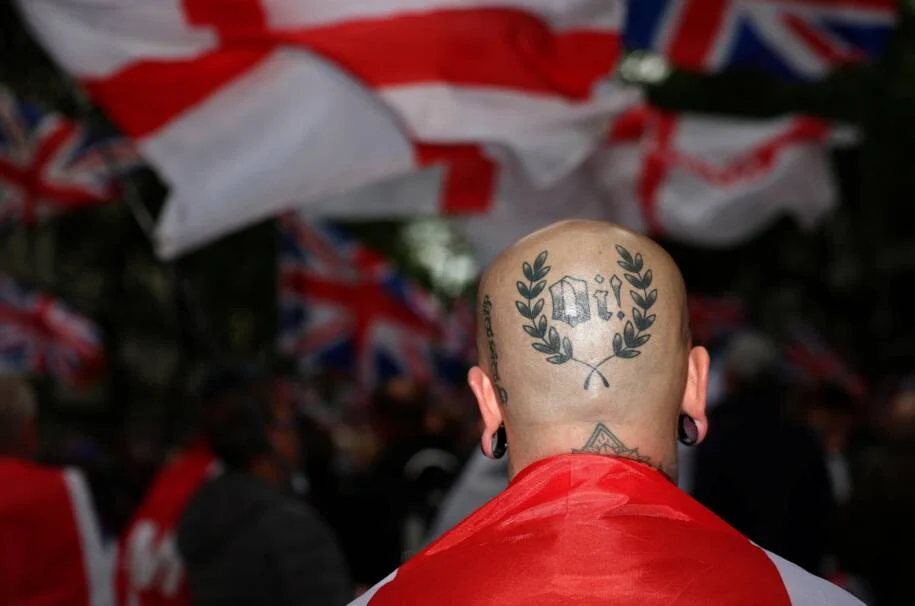 Keir Starmer critica marcha de Tommy Robinson em Londres com 80.000 manifestantes