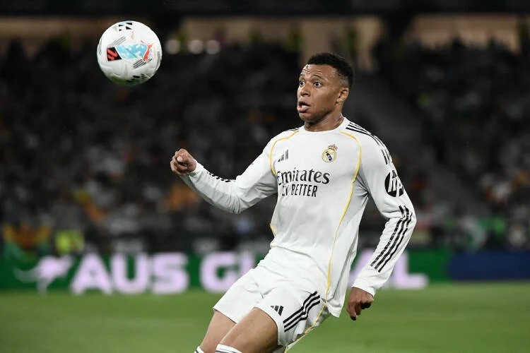 Kylian Mbappé discute com comissão técnica e gera petição com 3 milhões de assinaturas
