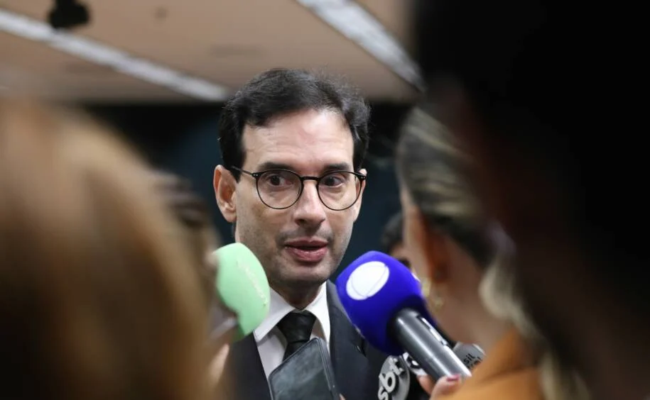 Leo Prates propõe limite de R$ 16,9 mil e gera polêmica sobre jornada de trabalho